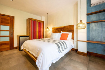 004-Madera-Suite-Bed-to-Closet