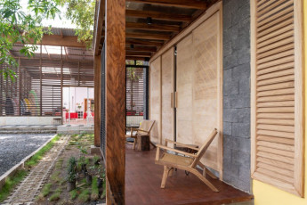 013-Bamboo-suite-exterior-porch-view-to-yoga-studio