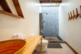 14-Fuego-Suite-Bathroom-long-facing-north-1440x959