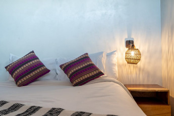 Jacaranda - Pillows and nice lamp